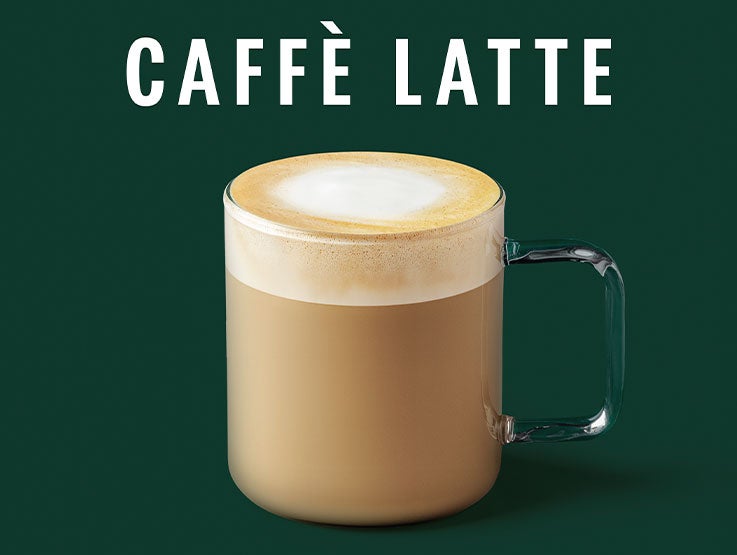 Caffee latte servido en taza de vidrio con espuma de leche uniforme