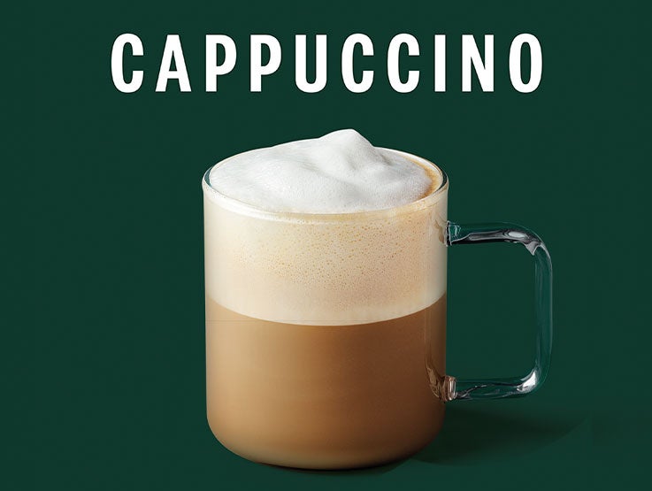 Cappuccino con espuma cremosa servido en taza de vidrio para food service