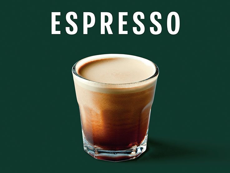 Bebida espresso servida en vaso corto con crema y presentación profesional