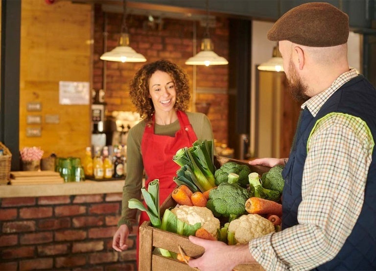 Entrega de vegetales frescos a un negocio gastronómico como base de una cocina orgánica profesional.