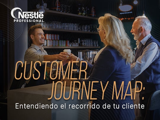 Interacción entre el personal y dos clientes durante el servicio de una cafetería