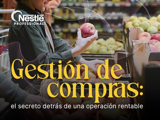 Persona seleccionando frutas frescas en un mercado para abastecer un negocio gastronómico