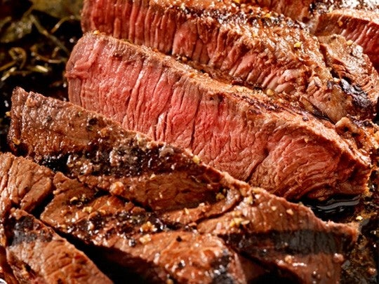 Cortes que muestran distintos términos de cocción de la carne en parrilla profesional