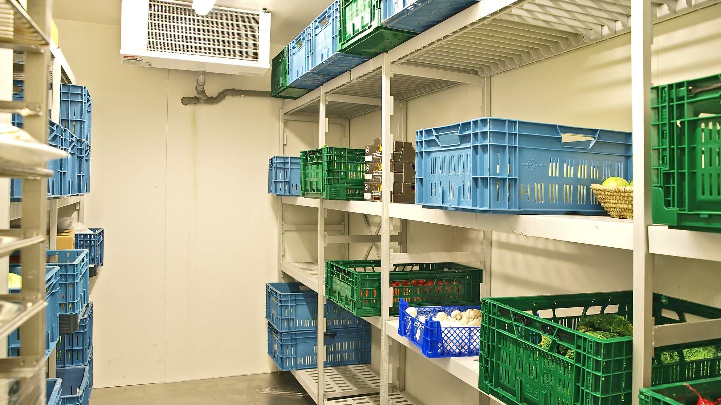  Cuarto frío con estanterías y cajas organizadas para el almacenamiento de alimentos