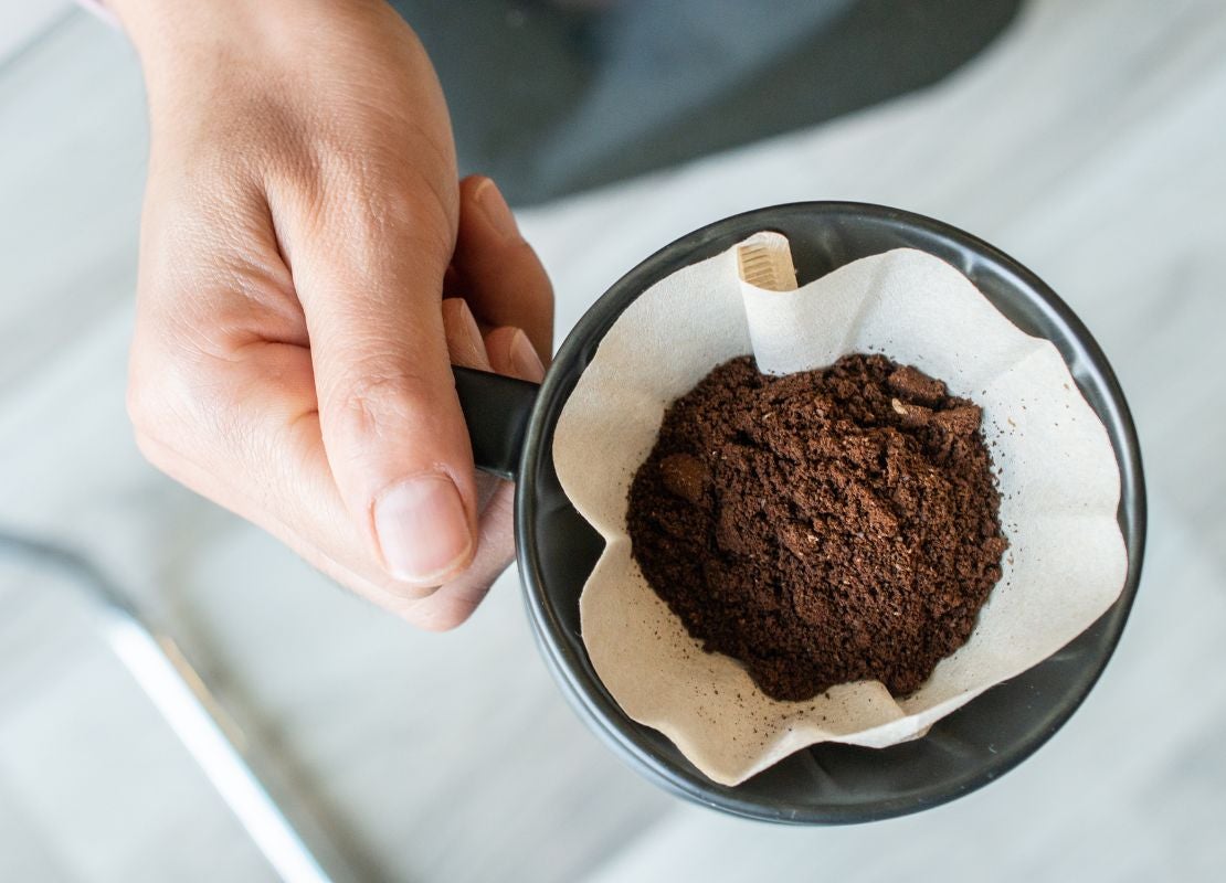 Café molido en un filtro de papel listo para preparar café filtrado de forma manual