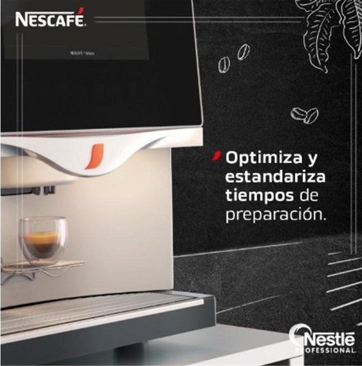 Taza de cristal con espresso en la charola antiderrames de una máquina NESCAFÉ®