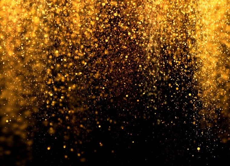 Partículas de oro comestible en polvo utilizadas para decorar postres y bebidas gourmet.