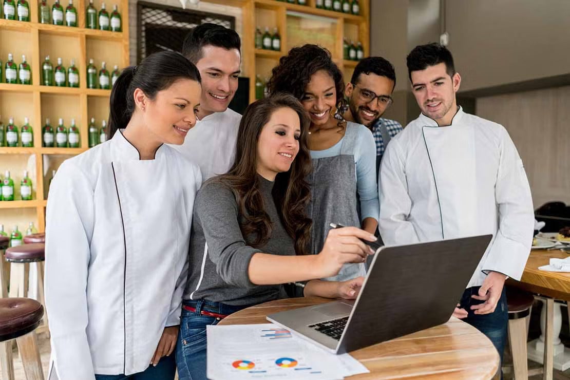 Colaboradores de un restaurante revisan el sistema de almacenamiento de alimentos