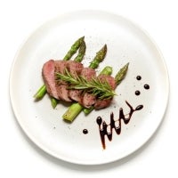Platos de espárragos con filete de cerdo