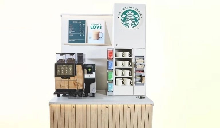 Estación de café equipada con máquinas, insumos y servicio autoservicio