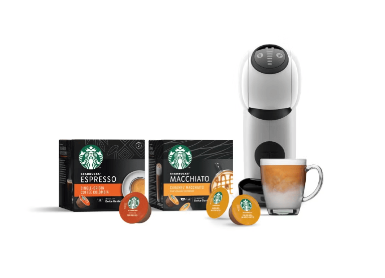 Máquina NESCAFÉ® Dolce Gusto® con cápsulas Starbucks® y bebida preparada.