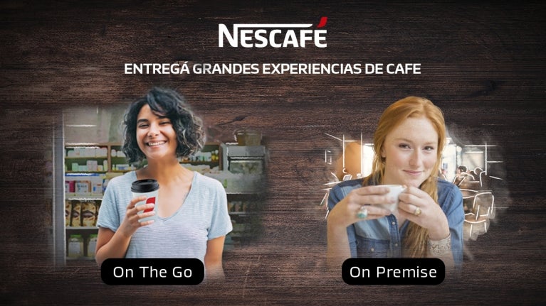 Anuncio Nescafé dos jovenes una con taza en mano en restaurante y otra con vaso en un kiosco