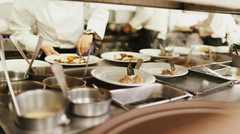 Preparación Platos con Recetas en una cocina gastronomica