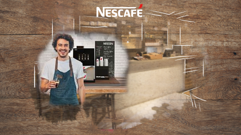 Barista NESCAFÉ en una cafetería sirviendo