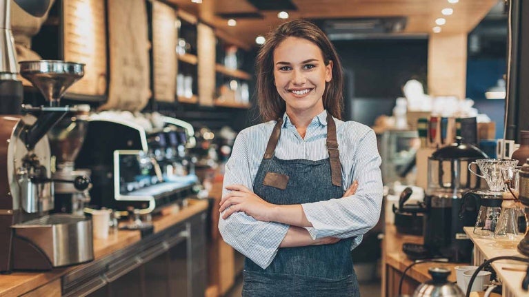 Mujer atendiendo su cafetería