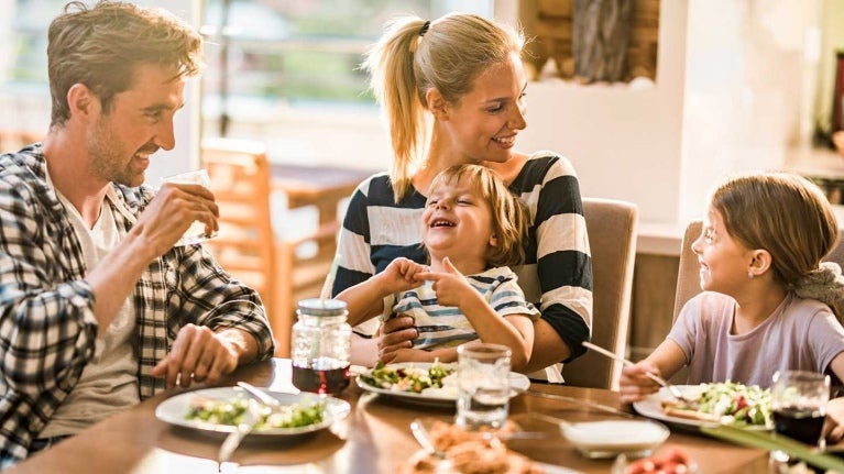 Familia disfruta de un brunch mientras celebran el día de la madre