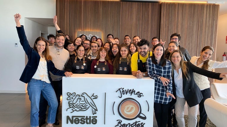 Grupo de hombres y mujeres participantes de Nestlé Jóvenes Baristas Uruguay
