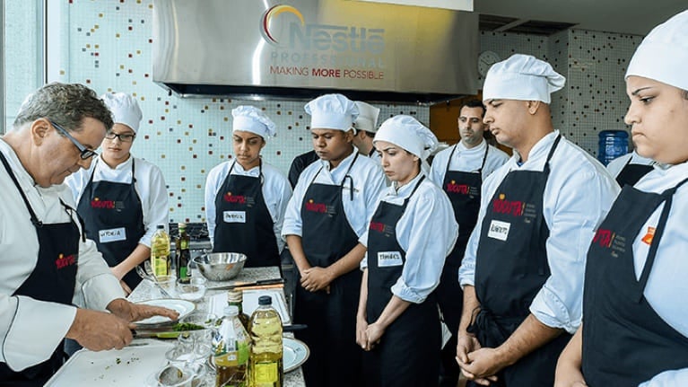 Grupo de Jóvenes talentos culinarios participantes del Programa YOCUTA