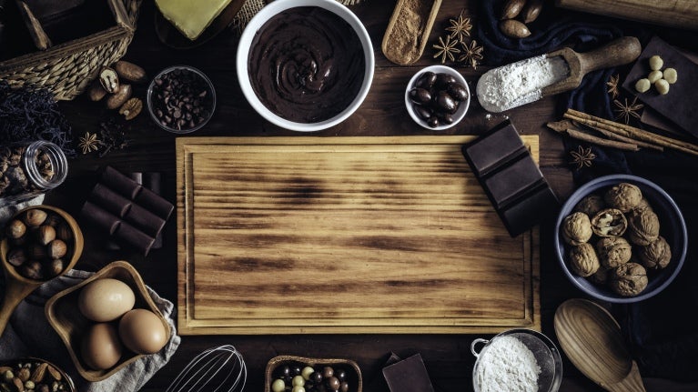 Tipos de chocolate, ingredientes y utensilios para deliciosas recetas 