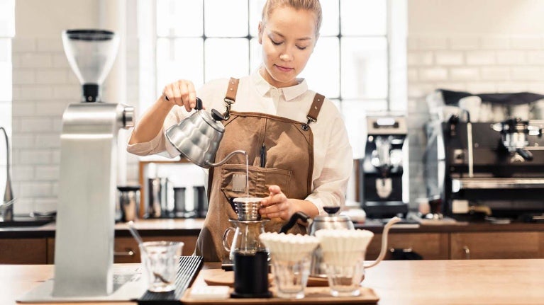 Experta en café prepara esta bebida utilizando un método de extracción de café por goteo o Drip en la cafetería