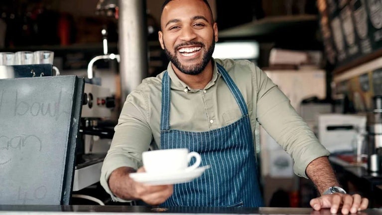 Joven atendiendo su cafetería