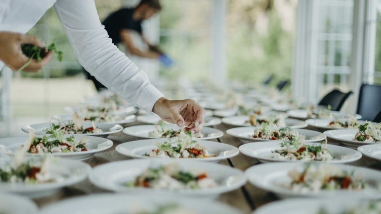 Chef emplata una serie de preparaciones para hacer un servicio de catering en eventos corporativos