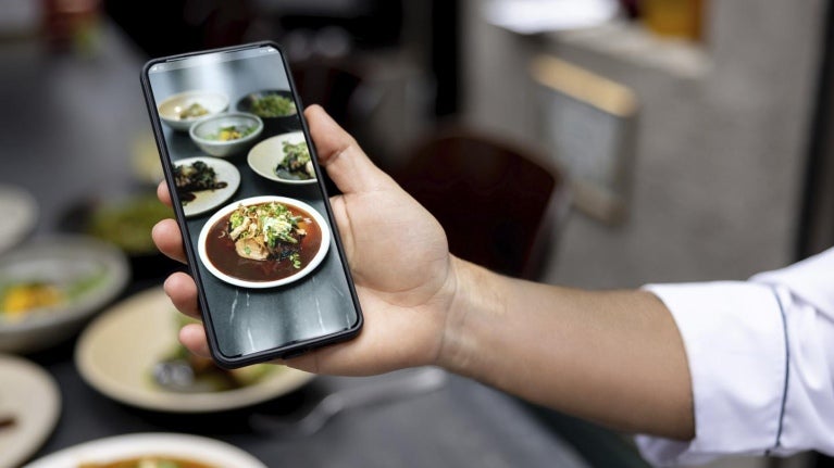 Experto en food styling muestra la fotografía tomada de las preparaciones de un negocio para subir a redes sociales