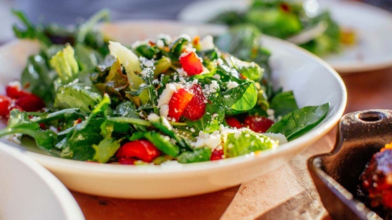 Plato de ensalada de espinaca con fresas