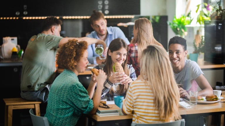 Un grupo de jóvenes comparte un break en la cafetería de su universidad