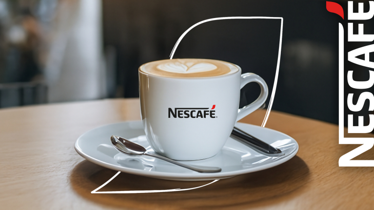 Pocillo de café NESCAFÉ  sobre mesa de restaurante