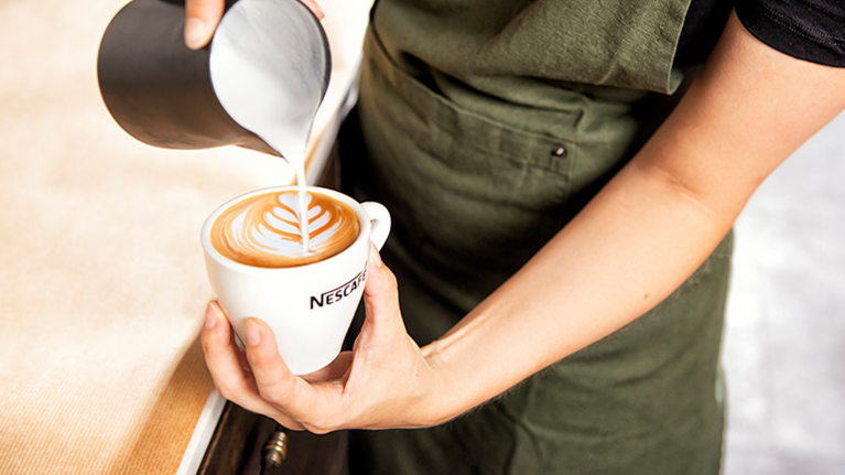 joven-barista-arte-latte-nescafe
