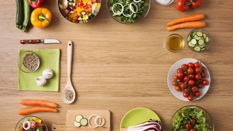 Mesa con ingredientes frescos y coloridos dispuestos ordenadamente para preparar un platillo