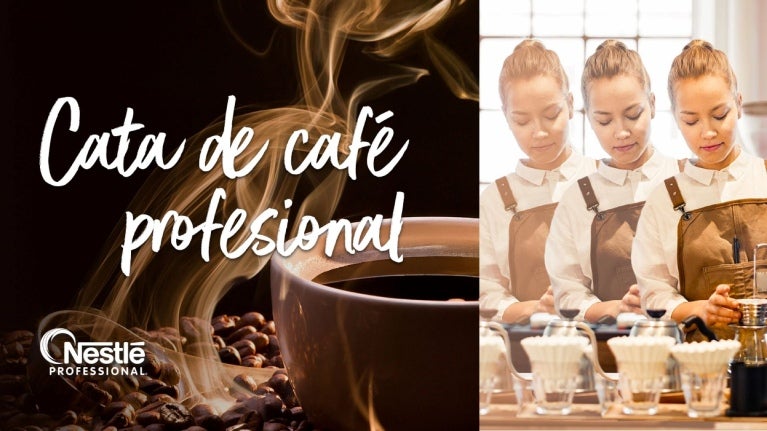 Banner sobre cata de café profesional, con una taza de café humeante y una barista preparando la bebida.
