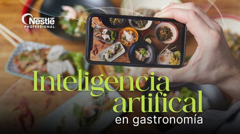 Banner de mano tomando una foto de platos con un celular, con el texto “Inteligencia artificial en gastronomía”