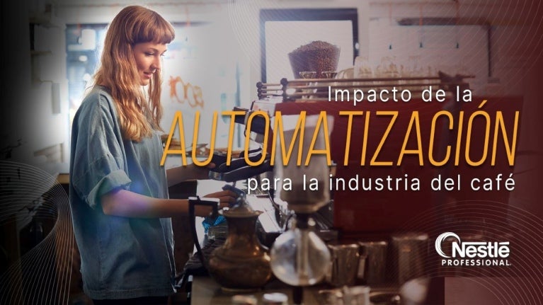 Barista opera una máquina de café en un entorno moderno que refleja la automatización