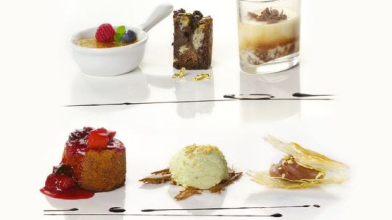 Variedad de amuse-bouche servidos en pequeñas porciones dulces con presentación gourmet.