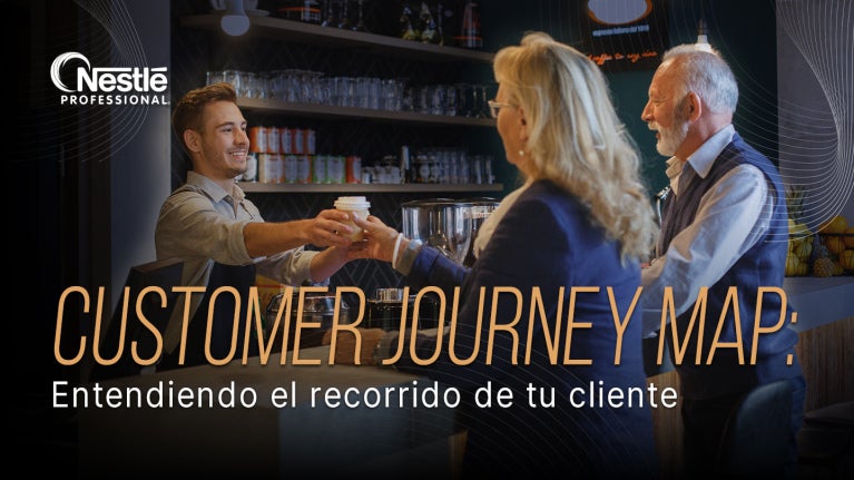 Barista entrega una bebida mientras interactúa con clientes en el mostrador de una cafetería 