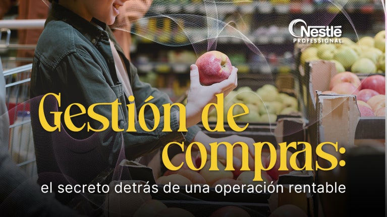 Profesional revisando y seleccionando productos frescos para el abastecimiento de un restaurante 