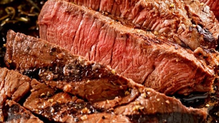 Cortes que muestran distintos términos de cocción de la carne en parrilla profesional