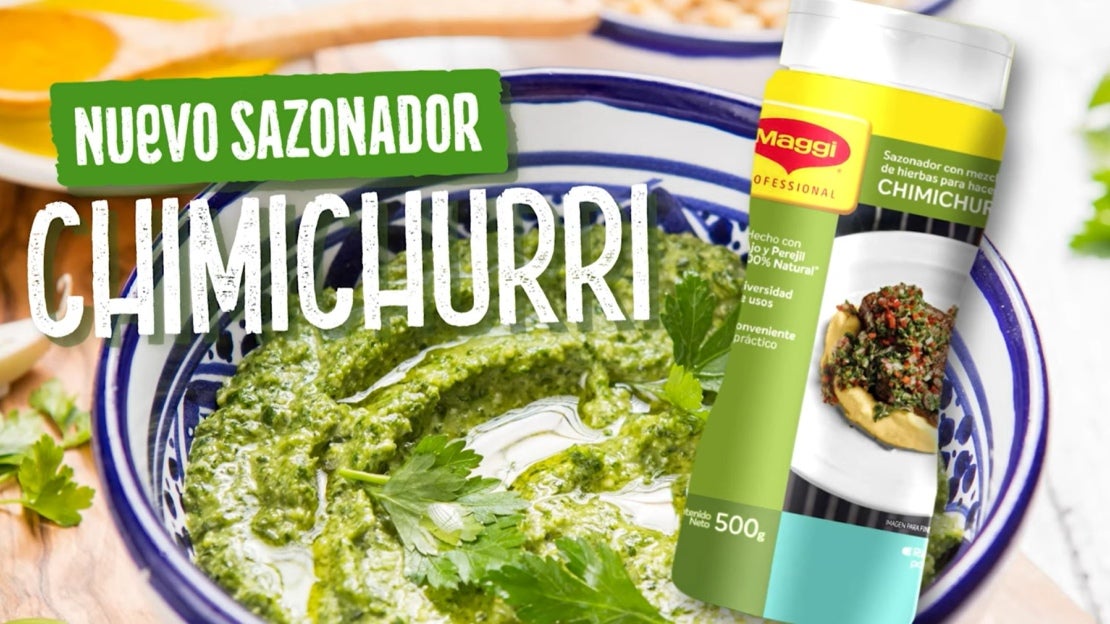 Un plato azul con salsa chimichurri junto al tarro del nuevo sazonador MAGGI® chimichurri