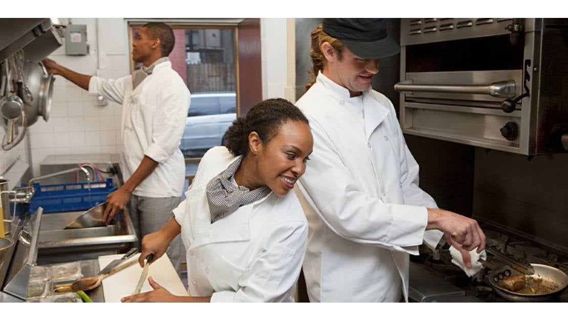 Equipo de chefs trabajando en una cocina industrial