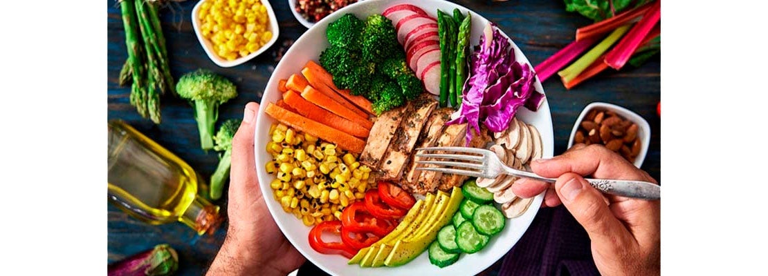 Hombre disfrutando de un menú saludable y balanceado