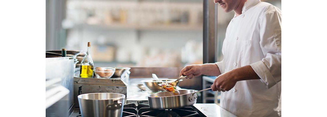 Chef cocinando con excelentes productos de calidad