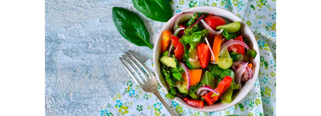Menú saludable de tomate, cebolla, zanahoria, entre otros vegetales