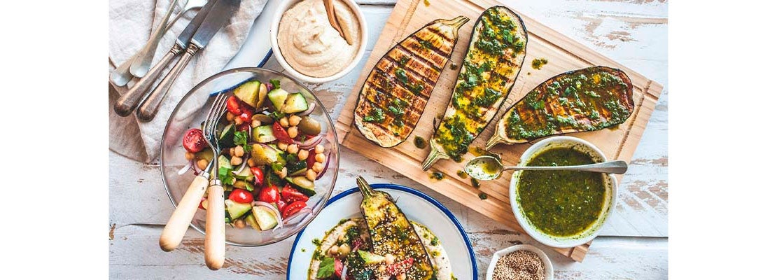 Diversas preparaciones de menú saludable servidas sobre una mesa