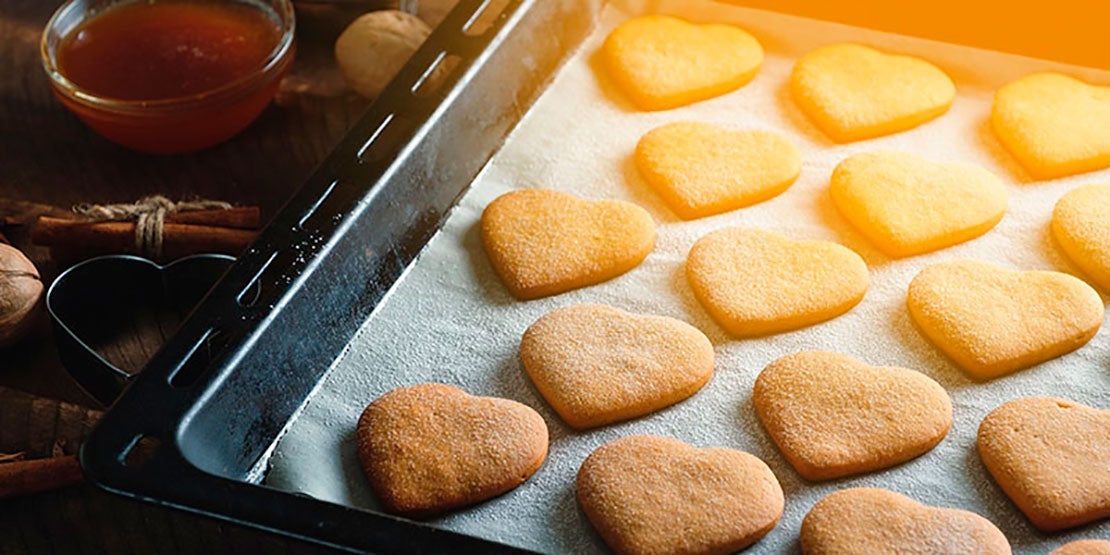 Receta para postre de San Valentín hecha con galletas en forma de corazón