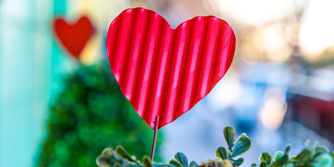 Corazones hechos de papel