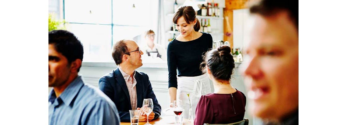 Mesera atendiendo a personal del restaurante