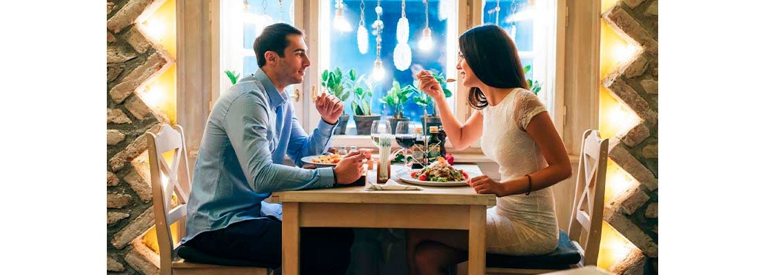 Pareja disfrutando de una cena deliciosa en un restaurante