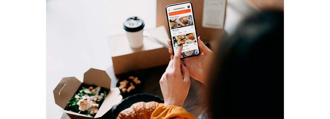 Mujer pidiendo comida en línea